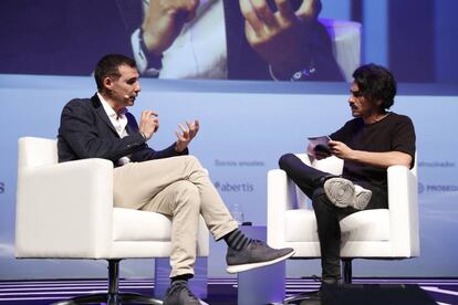 Miguel Vicente en un instante de su conversación con Jaime García Cantero