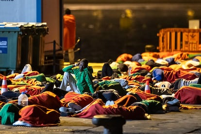 Unos 200 migrantes que llegaron en la tarde noche del viernes a Tenerife en dos cayucos dormían en la noche del viernes al sábado en el muelle de Los Cristianos.
