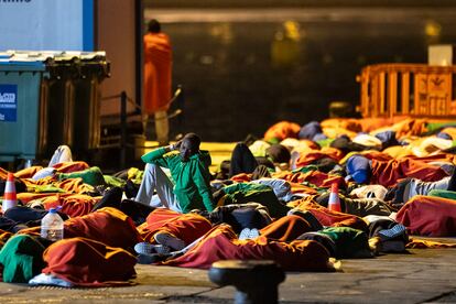 Unos 200 migrantes que llegaron en la tarde noche del viernes a Tenerife en dos cayucos dormían en la noche del viernes al sábado en el muelle de Los Cristianos.