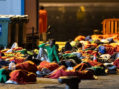 Unos 200 migrantes que llegaron en la tarde noche del viernes a Tenerife en dos cayucos dormían en la noche del viernes al sábado en el muelle de Los Cristianos.