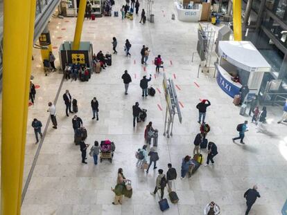 Viajeros en la terminal T-4 de Madrid-Barajas el pasado mes de abril.