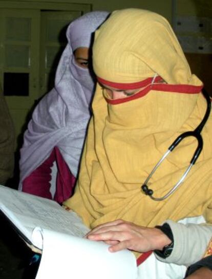 La doctora Patricia Lledó trabajando en el hospital.