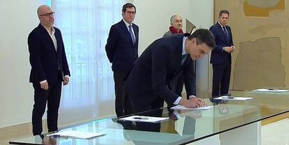 El presidente del Gobierno Pedro Sánchez durante la firma, con los líderes de las patronales CEOE y Cepyme y de los sindicatos UGT y CCOO, el pacto para prorrogar los expedientes de regulación temporal de empleo (ERTE) más allá de la vigencia del estado de alarma, el pasado 11 de mayo.