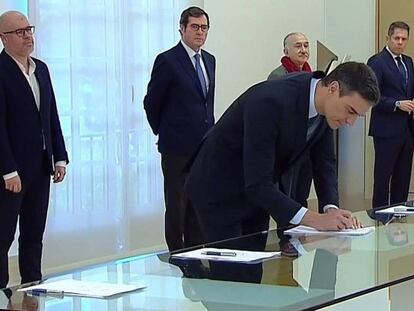 El presidente del Gobierno Pedro Sánchez durante la firma, con los líderes de las patronales CEOE y Cepyme y de los sindicatos UGT y CCOO, el pacto para prorrogar los expedientes de regulación temporal de empleo (ERTE) más allá de la vigencia del estado de alarma, el pasado 11 de mayo.