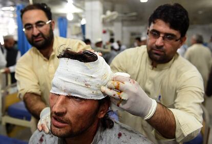 El Gobierno de Pakistán ordenó la declaración de emergencia y la movilización de todas las agencias del país tras el terremoto de 7,5 grados en la escala Richter que ha golpeado el norte de Afganistán. En la imagen, médicos atienden a un herido en un hospital de Peshawar (Pakistán).