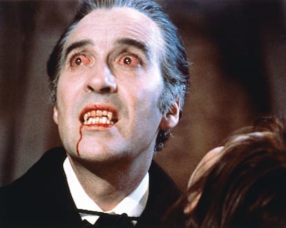 Así se le ponían los ojos a Christopher Lee cada vez que la Hammer le llamaba para repetir su papel de 'Drácula'.