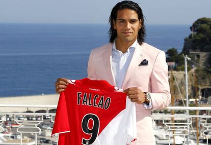 El delantero colombiano Radamel Falcao, posando durante su presentación como nuevo jugador del Mónaco. El club de la Ligue 1 francesa ha pagado 60 millones de euros al Atlético de Madrid por el traspaso del jugador, quien jugará con el club monegasco los próximos cinco años. "Estoy muy feliz por formar parte de este nuevo proyecto", ha asegurado. El Mónaco no jugará competición europea la próxima temporada.