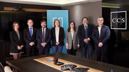 En la foto, los socios de CCS Abogados Miguel Caamaño, Sandra Freire, Francisco Caamaño y Jaime Concheiro. Por parte de los sindicatos: Lucía Trenor (CCOO), Cristina Calvo (UGT) y José Ramón Villalibre (CSIF).
  
 