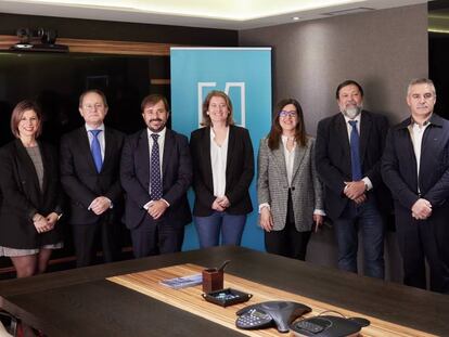 En la foto, los socios de CCS Abogados Miguel Caamaño, Sandra Freire, Francisco Caamaño y Jaime Concheiro. Por parte de los sindicatos: Lucía Trenor (CCOO), Cristina Calvo (UGT) y José Ramón Villalibre (CSIF).
  
 