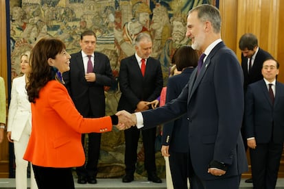 Ana Redondo, la nueva ministra de Igualdad, saluda al rey Felipe VI tras prometer su cargo.