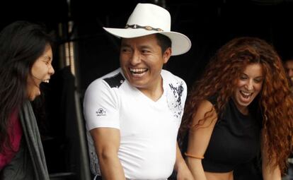 Delf&iacute;n hasta el fin, con dos bailarinas durante un ensayo.