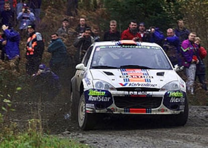 El Ford Focus de Sainz, durante un tramo del rally británico.