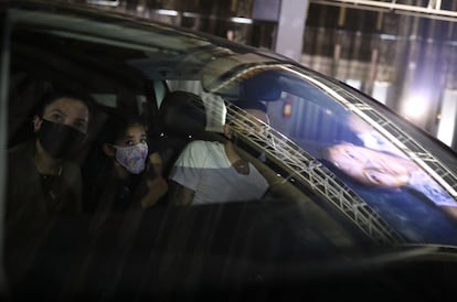 Una familia, en un coche el pasado julio.