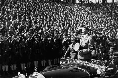 Adolf Hitler saluda a las juventudes del partido nazi en Nremberg, en 1933.