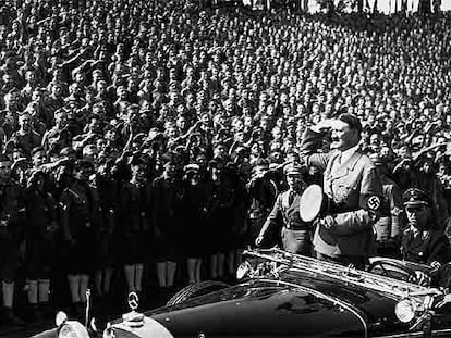 Adolf Hitler saluda a las juventudes del partido nazi en Núremberg, en 1933.