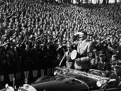 Adolf Hitler saluda a las juventudes del partido nazi en Núremberg, en 1933.