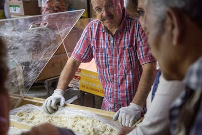 ¿Cajas de bacalao en salazón en un mercado de México? En las cenas de Nochebuena y fin de año, cuaresma y Semana Santa es tradicional comer bacalao a la vizcaína versión mexicana. Se sustituyen los pimientos choriceros de la receta española por chiles güeros en vinagre y se le añaden patatas, aceitunas y alcaparras. En la capital se le agrega chile ancho molido para darle más color al plato. 
