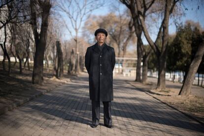 Kim Hong-su, jubilado, pasea por un sendero que recorre el río Taedong en Pyongyang.
