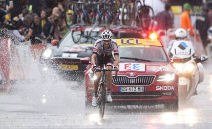 Tom Dumoulin a punto de cruzar la meta en Arcalís.