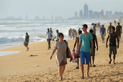 Turistas extranjeros pasean por una playa a las afueras de Colombo (Sri Lanka) el pasado 3 de julio.