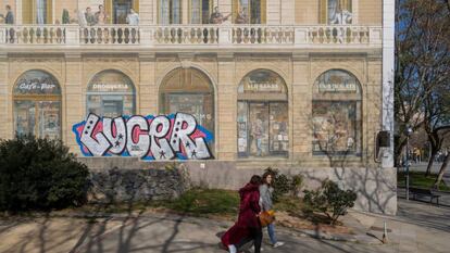 Un grafitero ha pintado sobre parte del mural Balcons de Barcelona en la plaza Pablo Neruda.