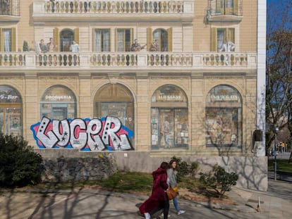 Un grafitero ha pintado sobre parte del mural Balcons de Barcelona en la plaza Pablo Neruda.
