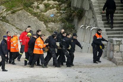 Los servicios de emergencias trasladan el cuerpo del policía que estaba desaparecido