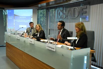 De izquierda a derecha: Miguel Verger (Linklaters), Eugenia Navarro (Esade), Fernando Bazán (Deloitte) y Almudena Rodríguez (Uría Menéndez).