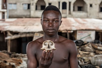 Atchedo Agossou es uno de los comerciantes del mercado de fetiches de Akodessewa, ubicado en Lomé, capital de Togo. Abierto desde el siglo XVII, es el mayor de África occidental, con más de 20.000 objetos a la venta.