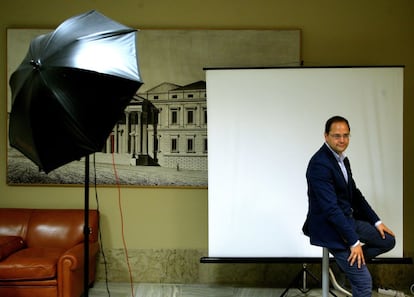 César Luena, diputado del PSOE, posa tras recoger su credencial en el Congreso, el 7 de julio de 2016.