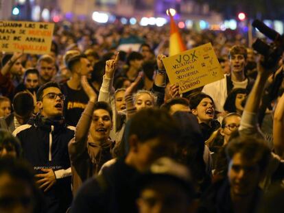 Una multitud se manifiesta por las calles de Sevilla.