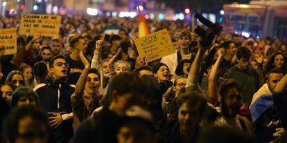Una multitud se manifiesta por las calles de Sevilla.