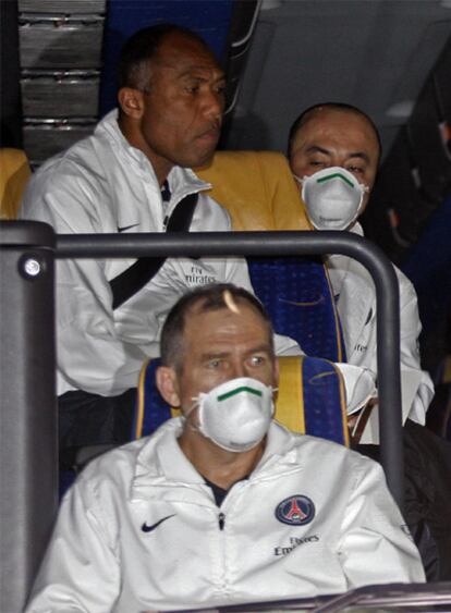 Miembros del París Saint-Germain, en el autobús del equipo.