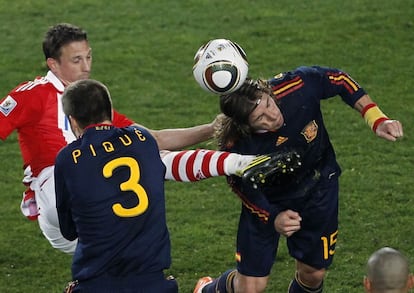 Sergio Ramos recibe una patada en la cara del jugador de la selección paraguaya Santana en presencia de Piqué, durante el partido de cuartos de final del Mundial de Sudáfrica 2010 en el que España venció a Paraguay por 0-1.