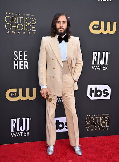 Jared Leto, fiel a Gucci, optó por un original esmoquin beis.