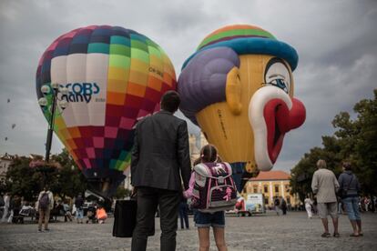 Globos aerostticos se inflan durante un campeonato celebrado en Uherske Hradiste (Repblica Checa).