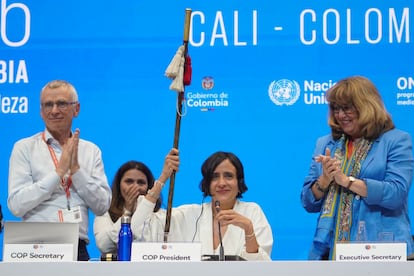 Susana Muhamad, sostiene un bastón de mando, durante una sesión de la COP16, en Cali, el 2 de noviembre de 2024.