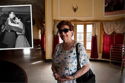 Ana María Berger llegó a Sidi Ifni en 1941, con ocho años. Su padre, militar, había sido destinado a la colonia a petición propia. Allí se casaría, más de una década después, con otro militar y formaría una familia. De modo que en Sidi Ifni llegaron a convivir tres generaciones de la dinastía: los padres de Ana María, ella y sus hermanos, y sus hijos. En la fotografía posa en el mismo salón del casino de oficiales en el cual aparece bailando con su futuro marido en la foto en blanco y negro. 