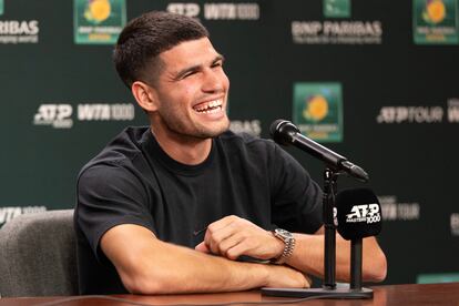 Alcaraz atiende a los medios en Indian Wells.