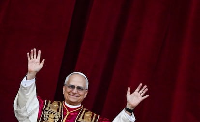 León XIV saluda desde el balcón de la basílica de San Pedro del Vaticano durante su primera aparición pública como sumo pontífice. 