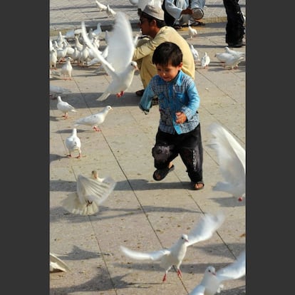 2011, Mazar e Sharif, Afganistán. Plaza de la bellísima mezquita azul de Mazar e Sharif a la llegada de la primavera. Según la creencia de algunos musulmanes, aquí yace Ali, yerno del profeta Mahoma, y origen del cisma entre sunitas y chiitas. En el año 2002, pocos meses antes del comienzo de la guerra en Irak, también tuve la oportunidad de visitar la ciudad de Najaf, donde otra parte de la comunidad musulmana cree que está la tumba de Ali.