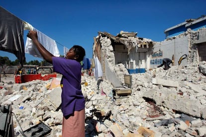 La cotidianidad se abre paso en medio de la tragedia. Una mujer tiende la ropa entre los escombros de la ciudad de Léogane, situada a 40 kilómetros al sur de Puerto Príncipe. De sus 25.000 habitantes, al menos 10.000 fallecieron y la ciudad quedó totalmente destruida por el terremoto.
