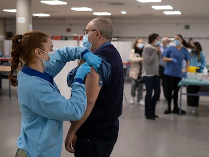 Personal sanitario administra la tercera dosis de Moderna en el centro de vacunación instalado en la Facultad de Derecho de Sevilla.