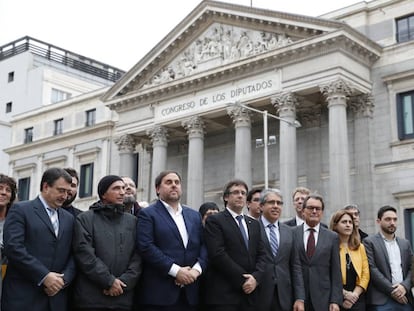Autoridades y pol&iacute;ticos catalanes delante del Congreso. 