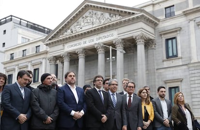 Autoridades y pol&iacute;ticos catalanes delante del Congreso. 