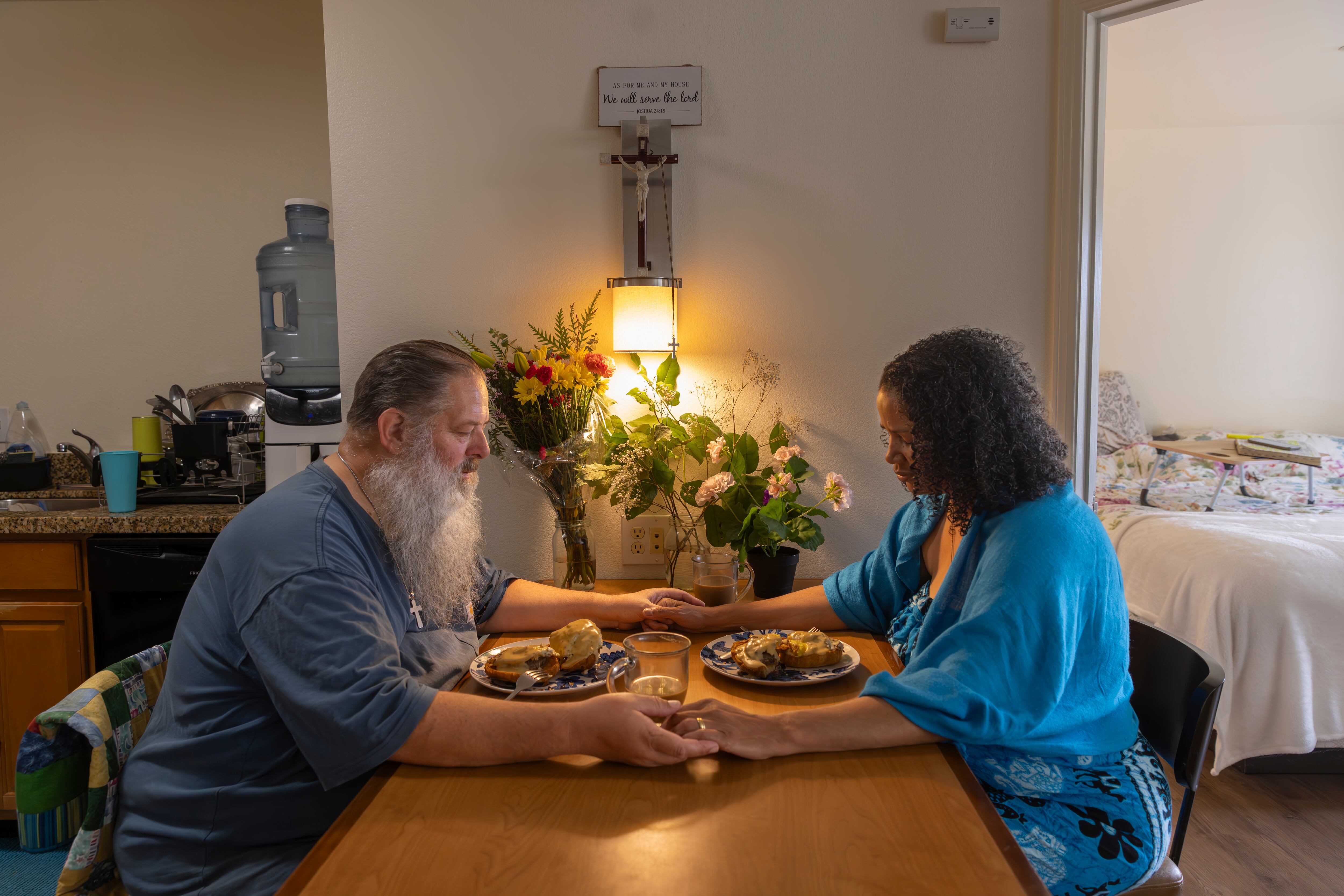 Chris y Julienna Endres en el comedor de su nueva vivienda.