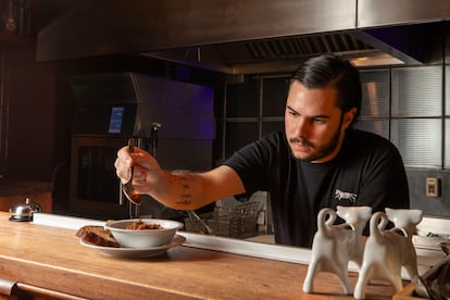 El chef Diego Villaseñor prepara un platillo en la cocina del restaurante El Tigre Silencioso.