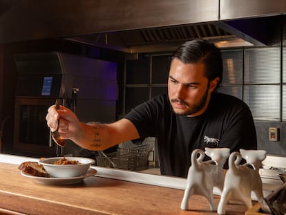 El chef Diego Villaseñor prepara un platillo en la cocina del restaurante El Tigre Silencioso.