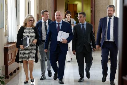 El portavoz parlamentario del PP, Miguel Tellado (en el centro), a su llegada a la reunión de la Junta de Portavoces que celebra el Congreso este martes.