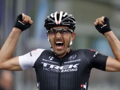 Cancellara levanta los brazos, victorioso. 